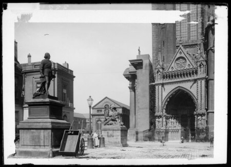 La place d'Armes avec vue sur la statue de Fabert et le portail de la Vier…