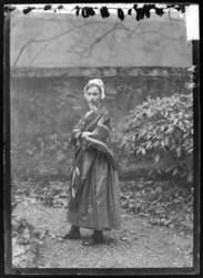 Anne Prillot en costume traditionnel lorrain