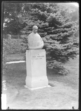 [Statue de Paul Verlaine, Boulevard Poincaré]