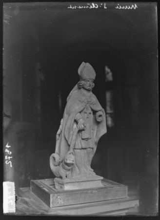 Statue représentant Saint-Clément tenant le Graoully avec son étole