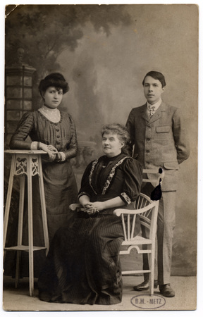 Portrait de Mathilde Delporte entourée de ses enfants
