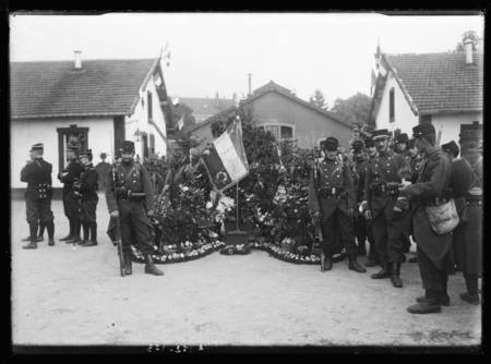 Saint-Dié-des-Vosges – Le drapeau des bataillons dans la cour, Quartier Ch…