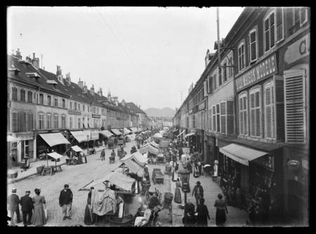 Saint-Dié-des-Vosges – La rue Thiers un jour de marché