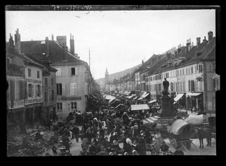 Saint-Dié-des-Vosges – Le marché autour de la statue de Jules Ferry et rue…