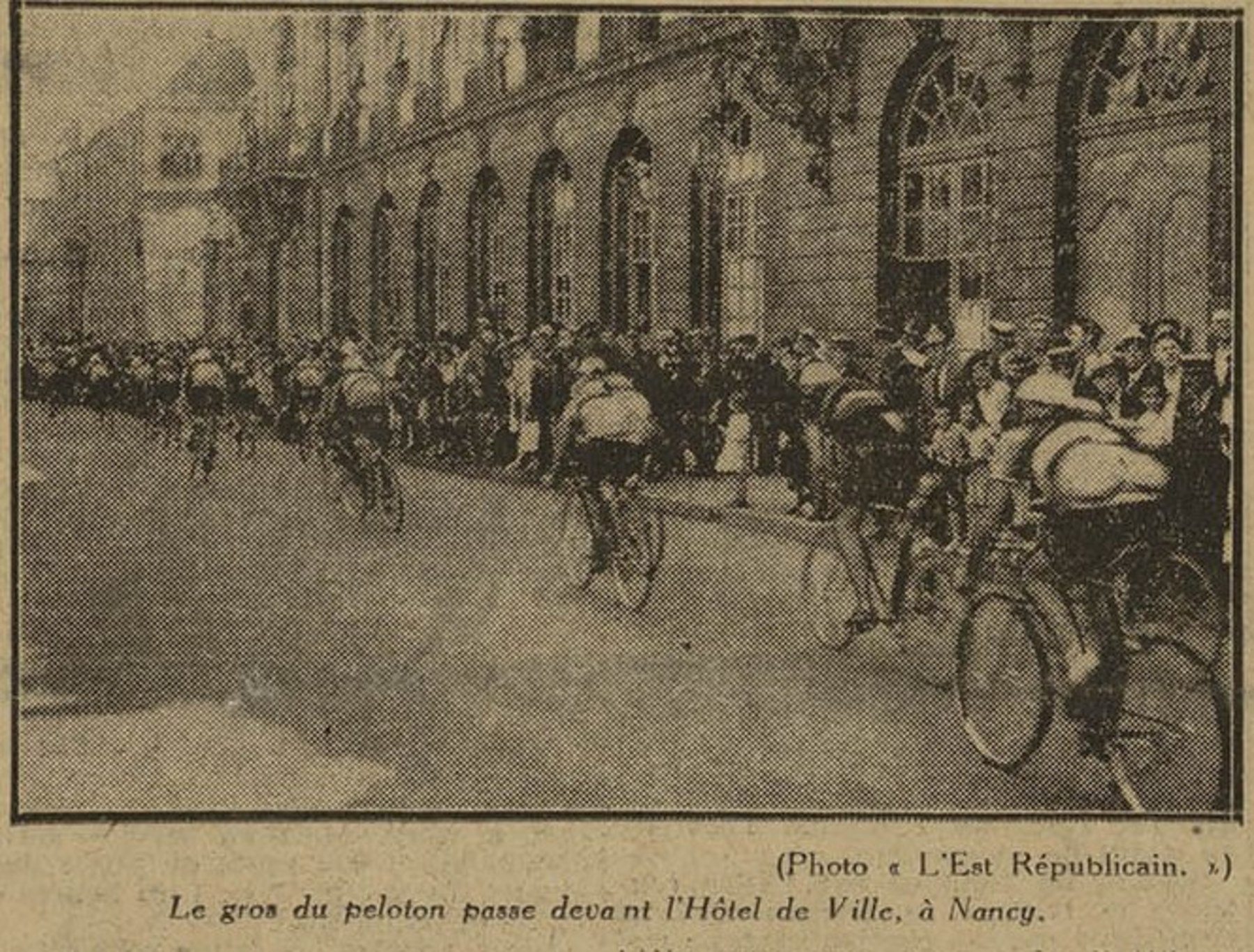 Contenu du Le gros du peloton passe devant l'hôtel de ville à Nancy. Contenu du Le gros du peloton passe devant l'hôtel de ville à Nancy.