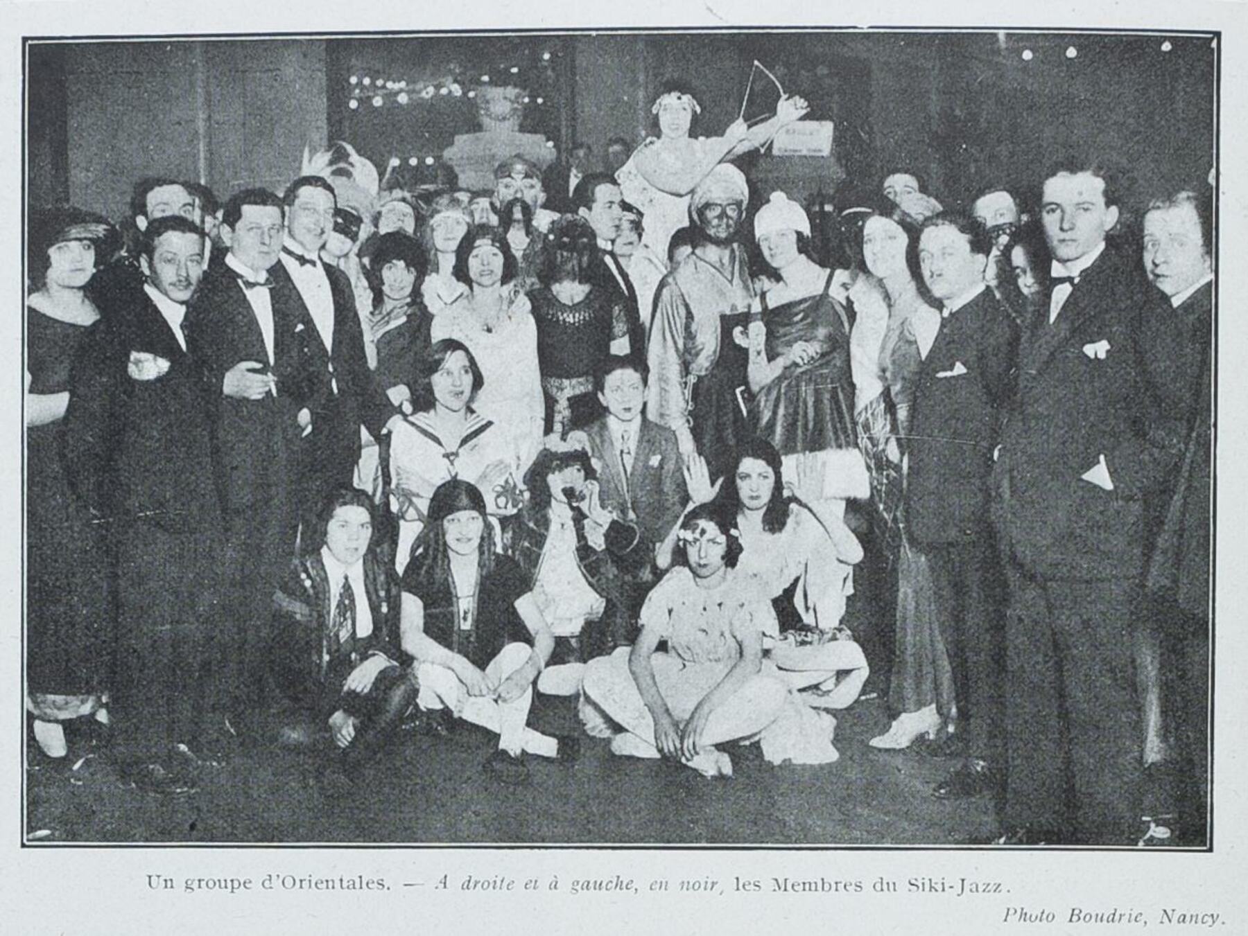 Contenu du Un groupe d'Orientales. - À droite et à gauche, en noir, les Membres du Siki-Jazz