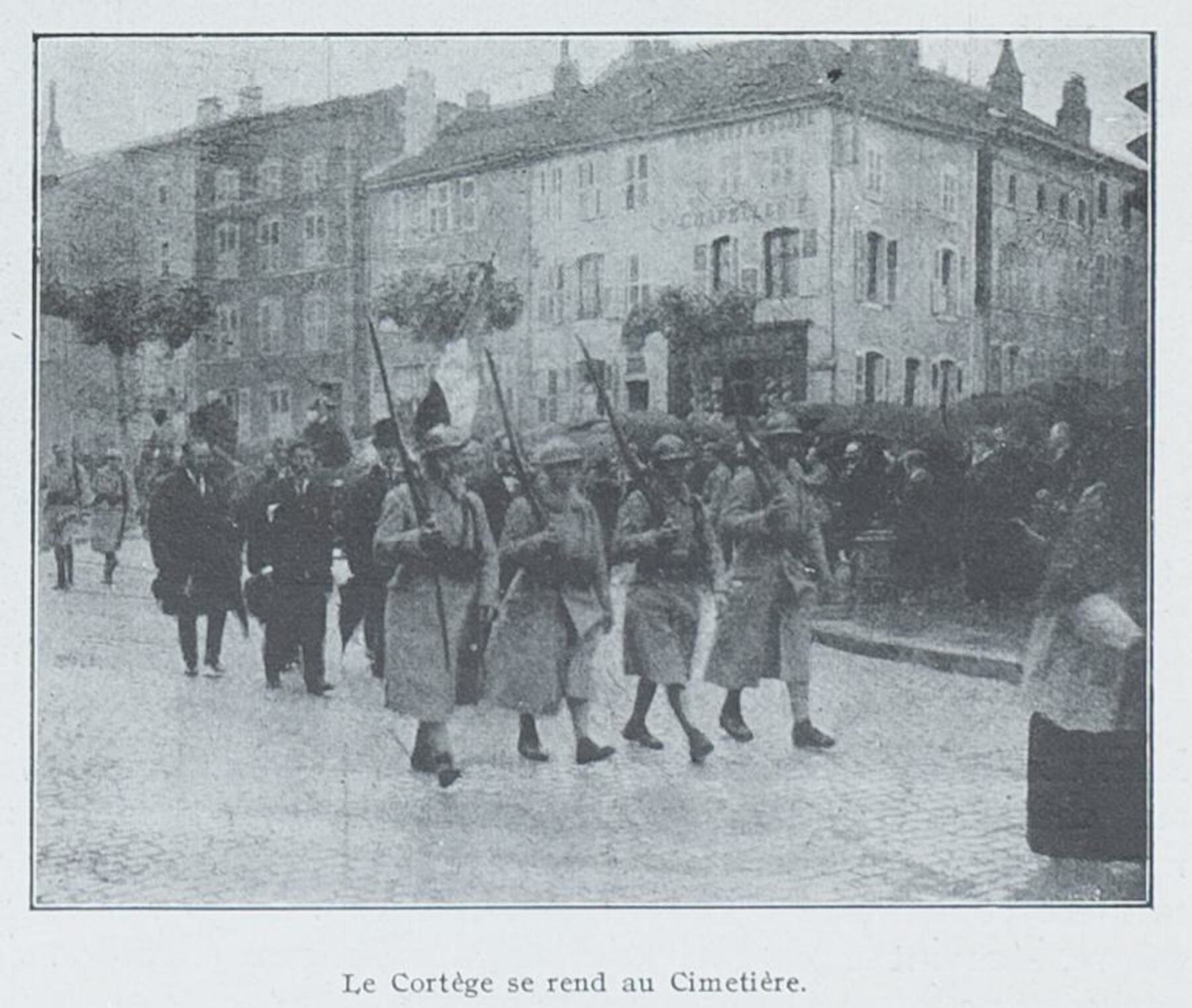 Contenu du Le Cortège se rend au Cimetière
