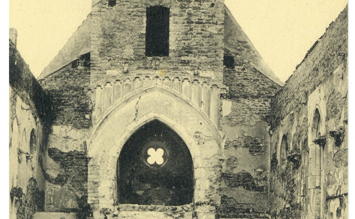 Contenu du Haraucourt, Portail de l'église Saint-Gengoult endommagé (1914)