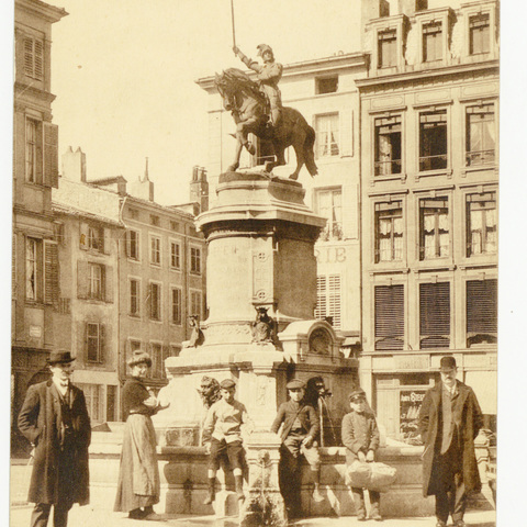 Contenu du La Place Saint-Epvre et sa statue