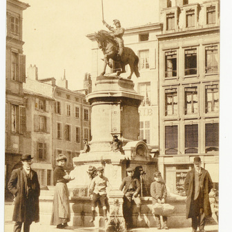 La Place Saint-Epvre et sa statue
