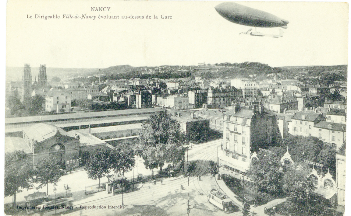 Contenu du Le dirigeable Ville-de-Nancy évoluant au-dessus de la gare en 1909