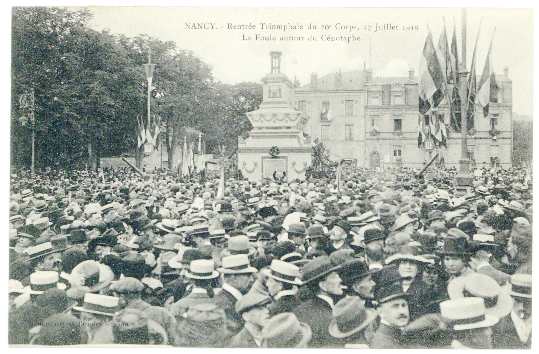 Contenu du La foule autour du cénotaphe. Nancy : rentrée triomphale du 20e corps, 27 juillet 1919