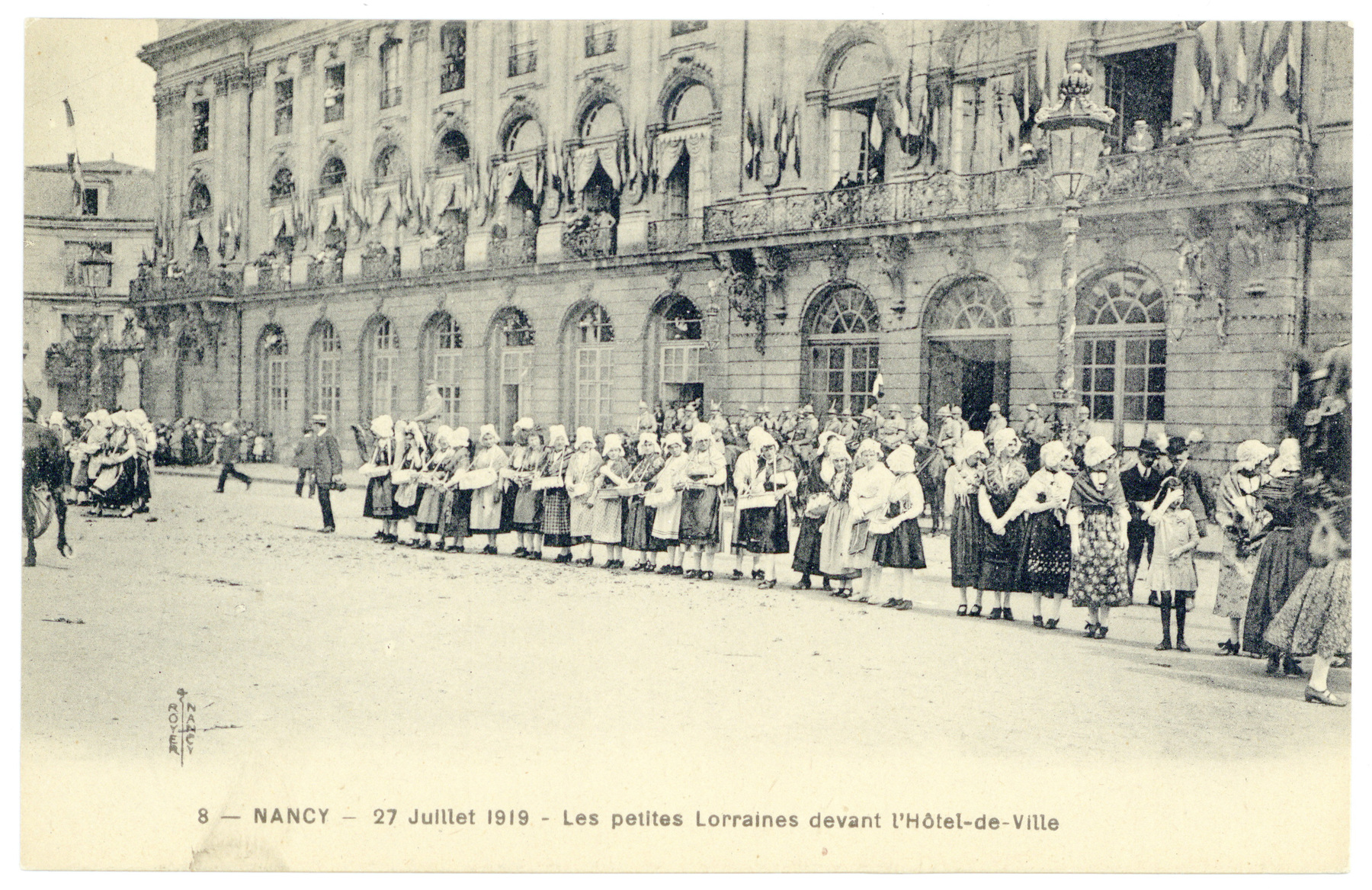 Contenu du Les petites Lorraines devant l'Hôtel-de-Ville  Nancy - 27 Juillet 1919