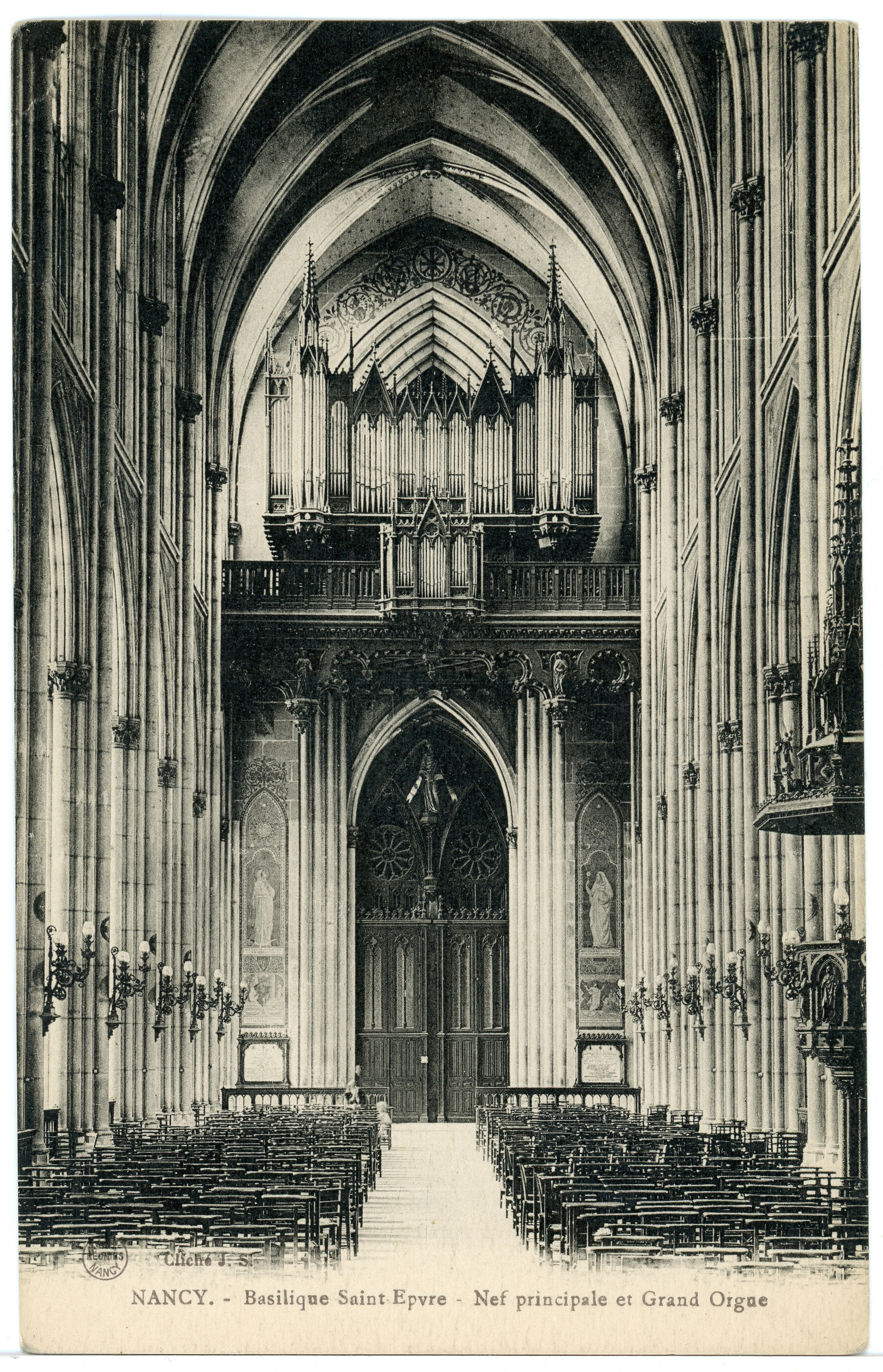 Contenu du Nancy. Basilique Saint-Epvre. Nef principale et grand orgue