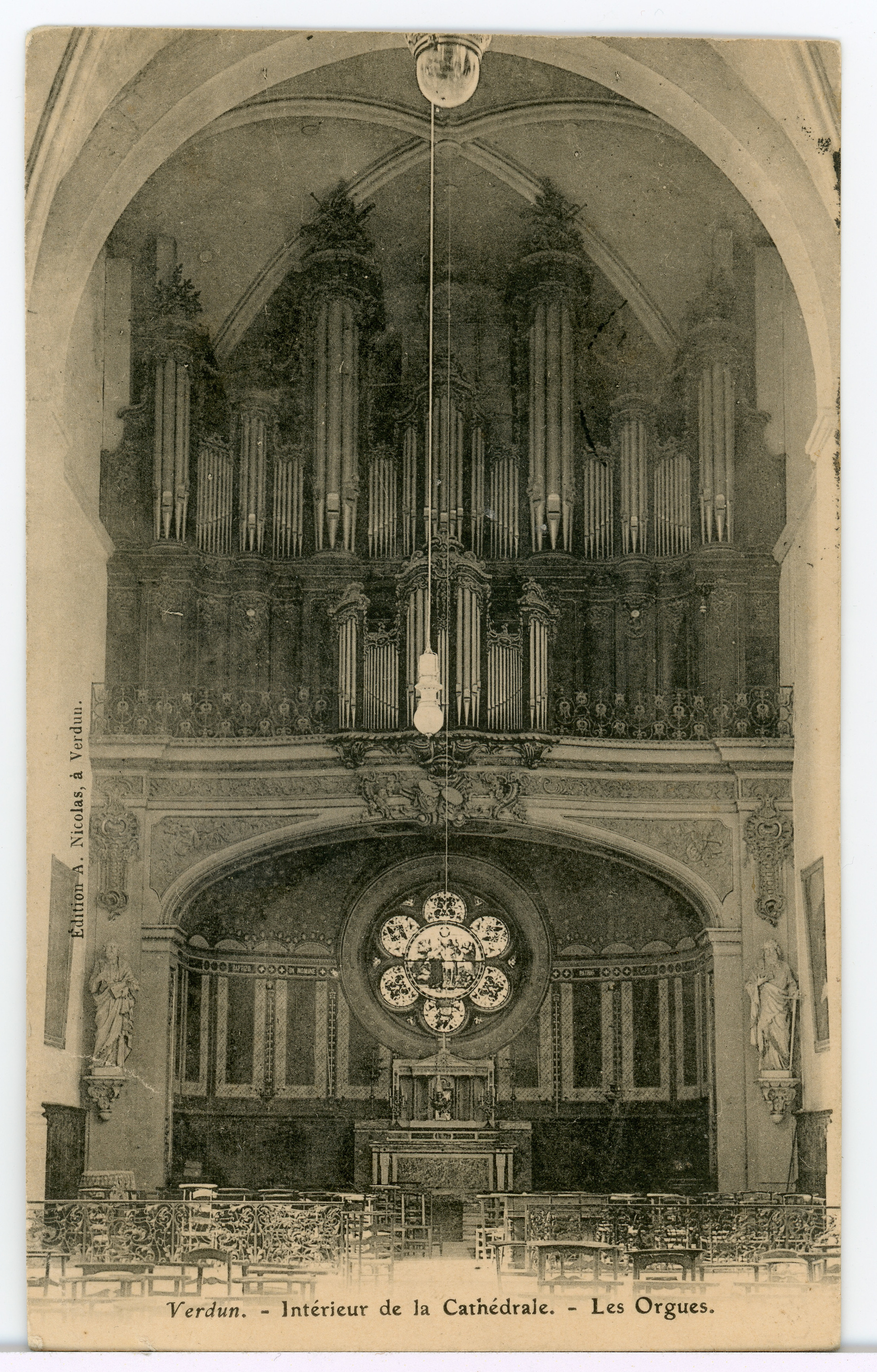 Contenu du Verdun. Intérieur de la cathédrale. Les orgues