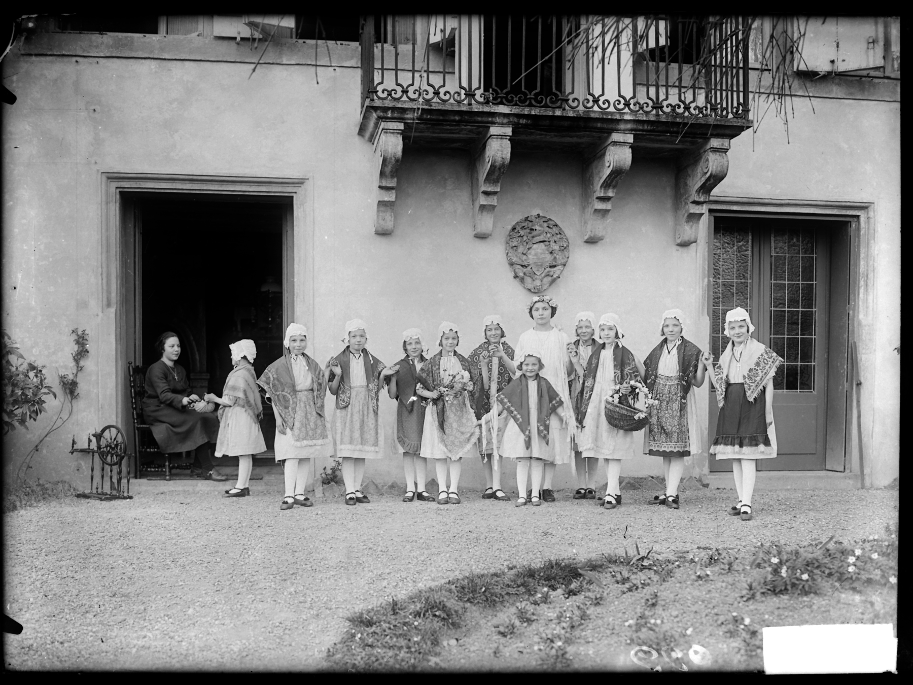 Contenu du Fillettes en costume traditionnel lorrain