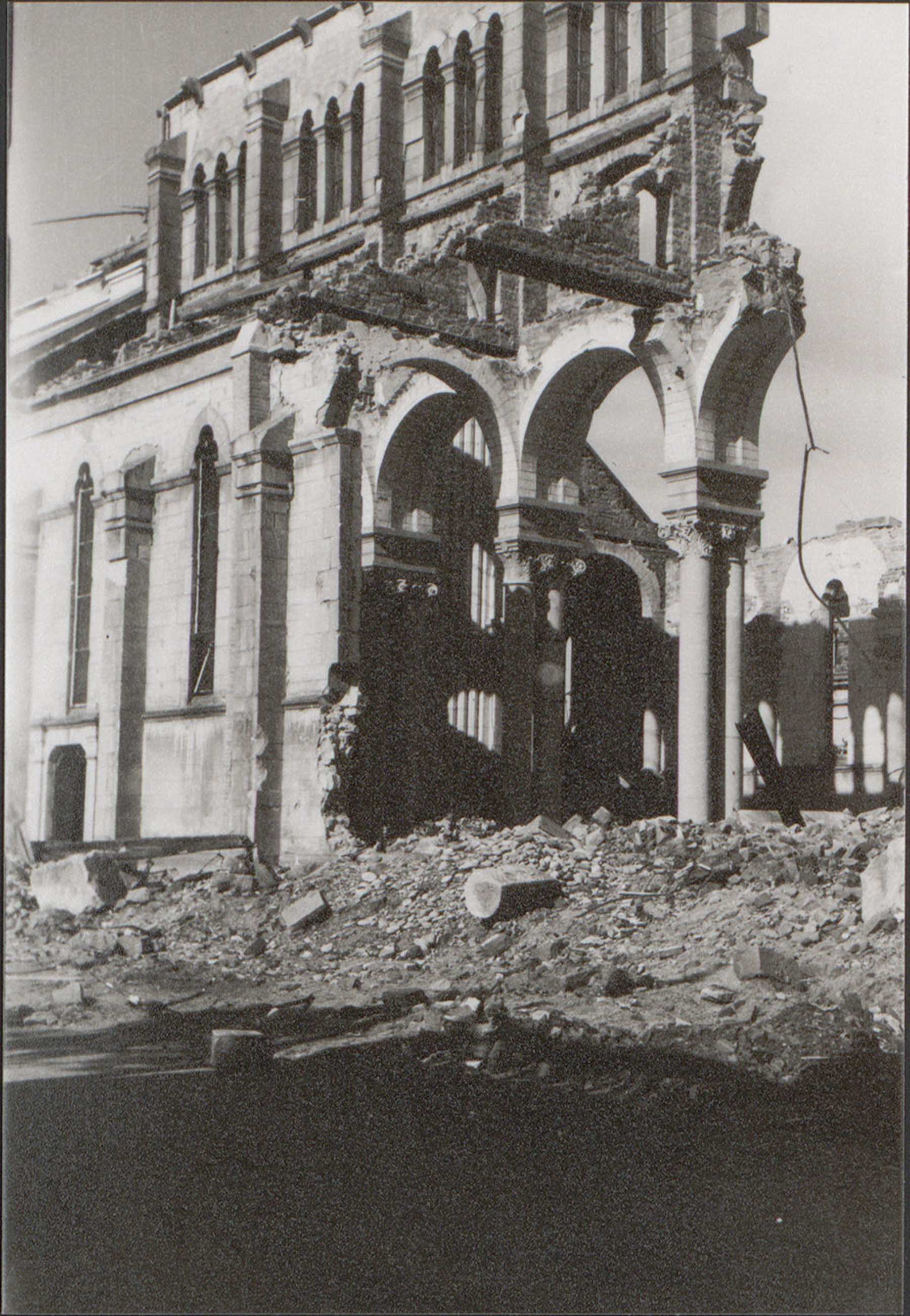 Contenu du L'église Notre-Dame après les bombardements de 1944