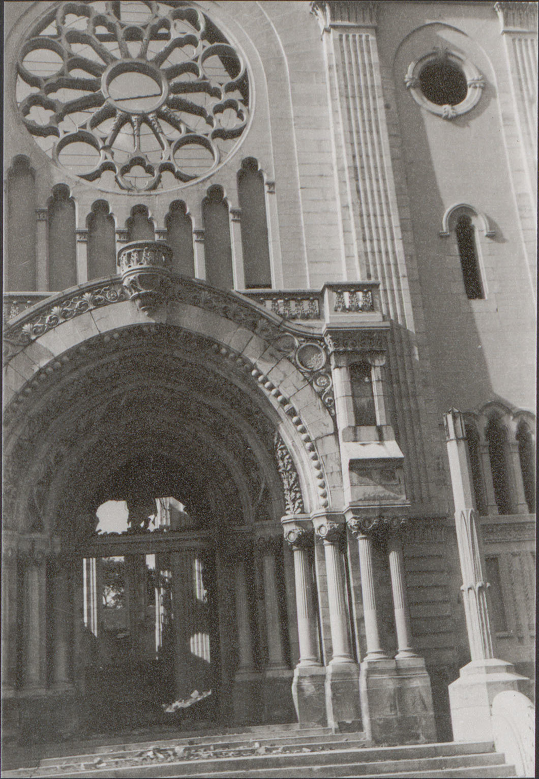 Contenu du L'église Notre-Dame après les bombardements de 1944