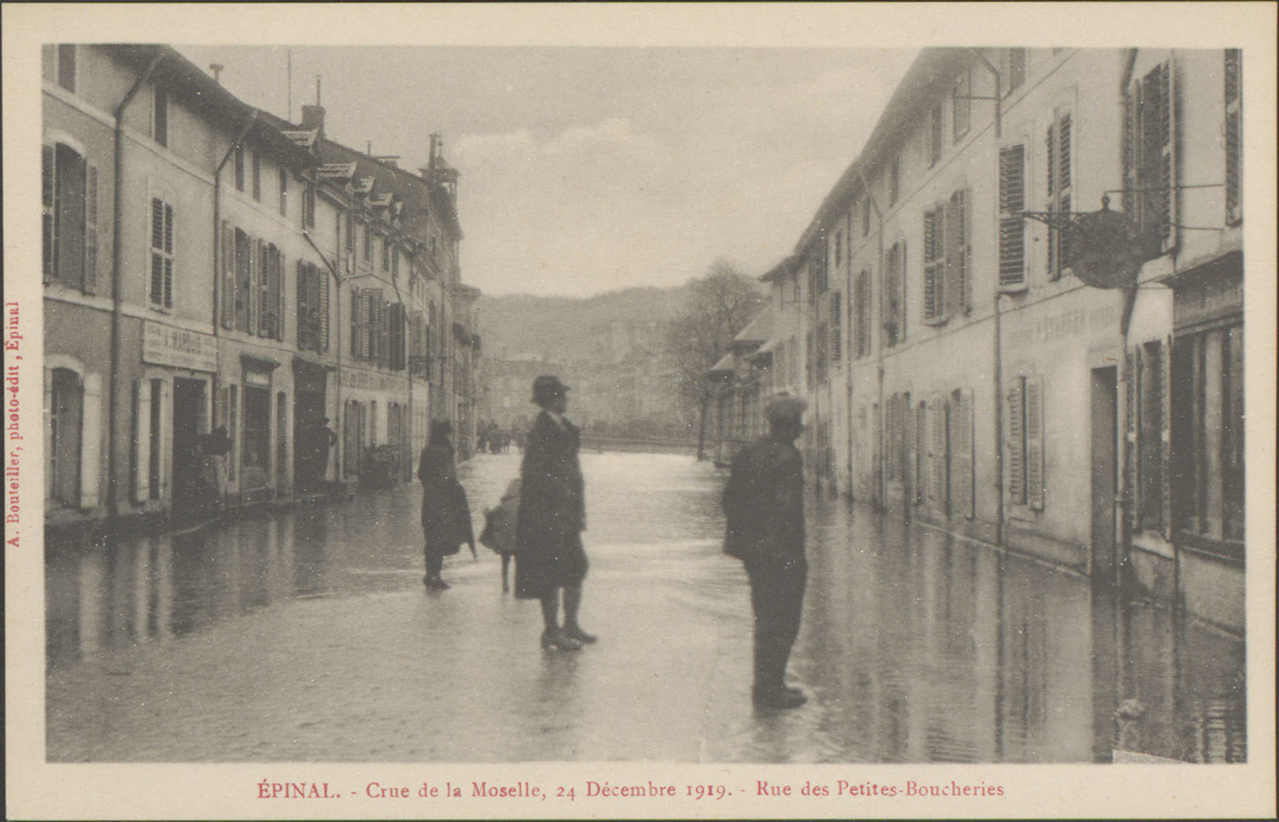 Contenu du Épinal, Crue de la Moselle, 24 décembre 1919, Rue des Petites-Boucheries Contenu du Épinal, Crue de la Moselle, 24 décembre 1919, Rue des Petites-Boucheries