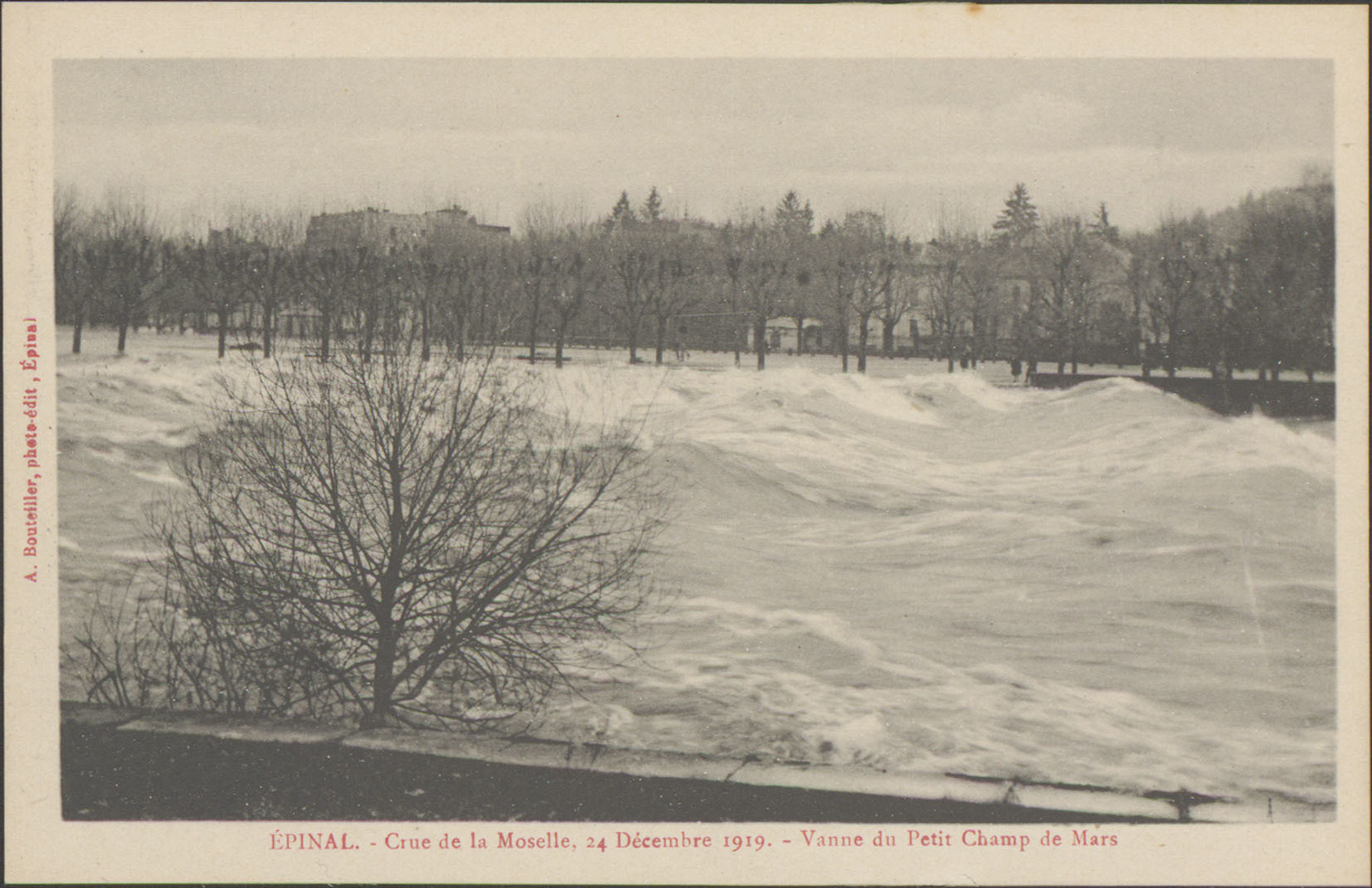Contenu du Épinal, Crue de la Moselle, 24 décembre 1919, Vanne du Petit Champ de Mars Contenu du Épinal, Crue de la Moselle, 24 décembre 1919, Vanne du Petit Champ de Mars
