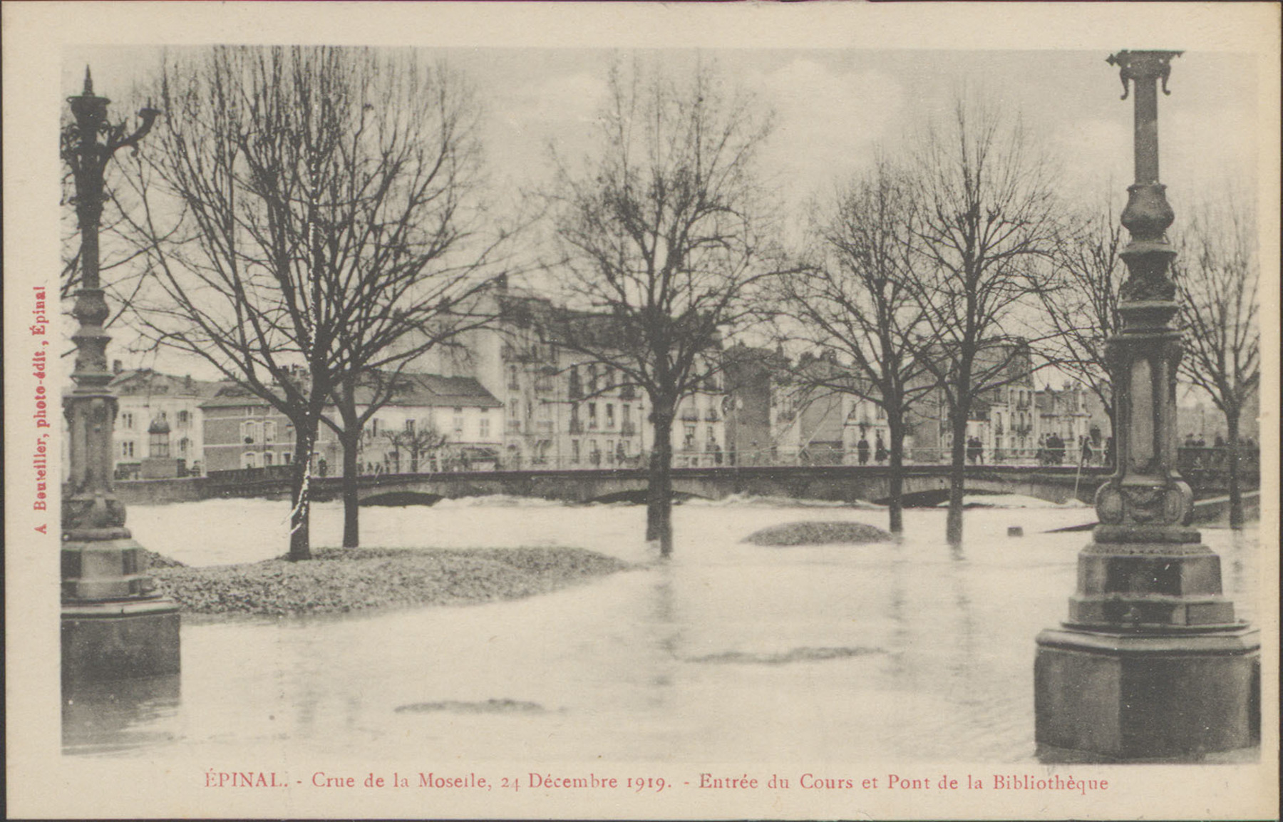 Contenu du Épinal, Crue de la Moselle, 24 décembre 1919, Entrée du Cours et pont de la bibliothèque Contenu du Épinal, Crue de la Moselle, 24 décembre 1919, Entrée du Cours et pont de la bibliothèque