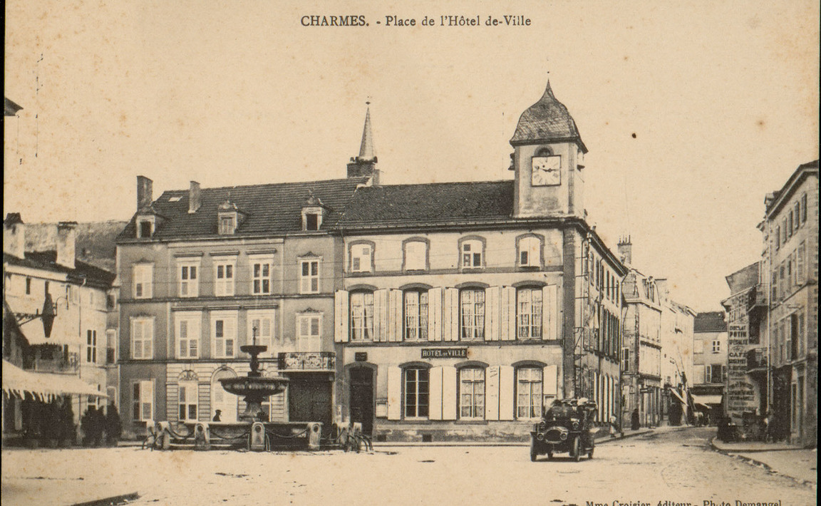 Contenu du La Fontaine de la place de l'Hôtel de Ville à Charmes