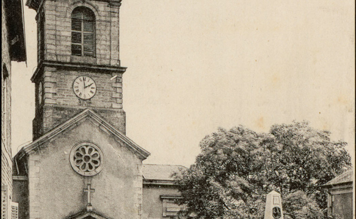 Contenu du La Fontaine devant l'église à Golbey