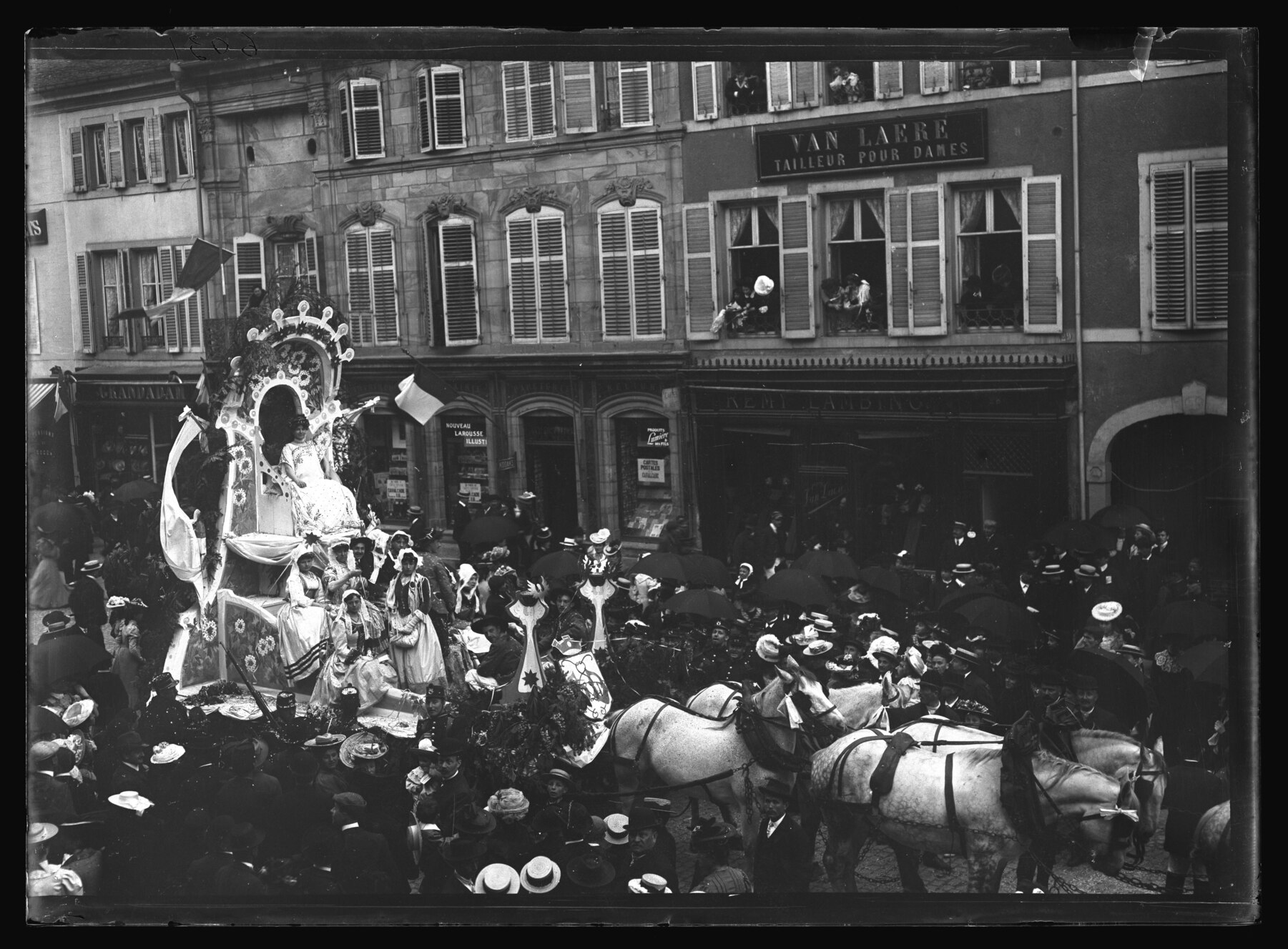 Contenu du Saint-Dié - Cavalcade de 1907 - Le char de la jeunesse déodatienne avec la Reine de la cavalcade pendant l’arrêt dans la rue Thiers